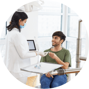 Homme pendant un rendez-vous avec un dentiste formé à la technologie DR SMILE