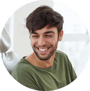 Homme souriant avec une dentition alignée grâce aux aligneurs DR SMILE