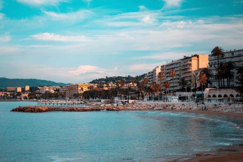 Photo de la plage et de la ville de Cannes par le photographe Alexis Amz Da Cruz