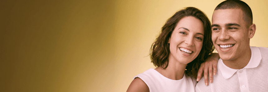 Femme tenant un aligneur dentaire DR SMILE