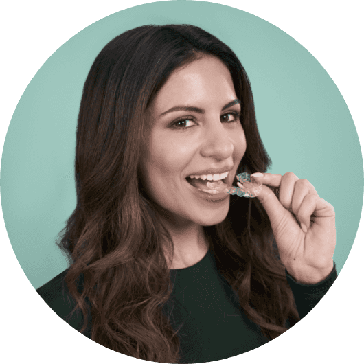Femme enlevant son aligneur dentaire DR SMILE, image de type bulle